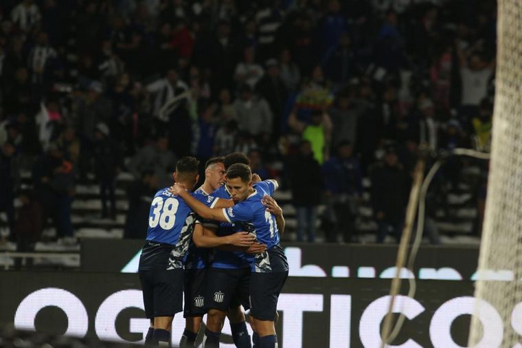 Los jugadores de Talleres celebran la apertura del marcador.