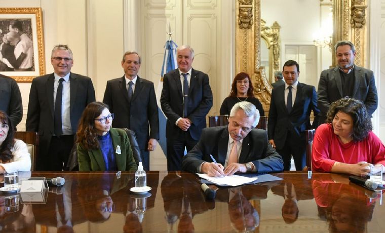 FOTO: El decreto lleva la firma de Batakis y el Presidente (foto: archivo)
