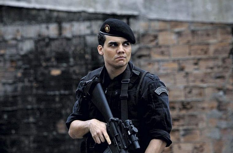 Wagner Moura , al frente de una tropa que entra a las favelas a sangre y fuego.