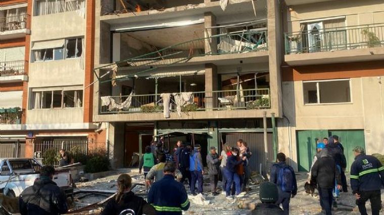 FOTO: Explotó un edificio en Montevideo: al menos 7 heridos