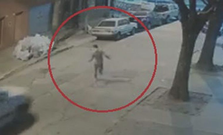 El momento en que el asaltante es arrollado.