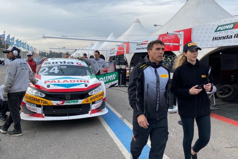 Torres y Maldonado, de Pirelli, controlando el test de gomas en Rafaela