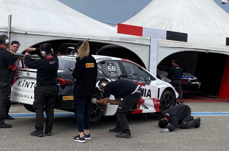 La Ing. Maldonado de Pirelli controlando gomas en el Corolla de Santero