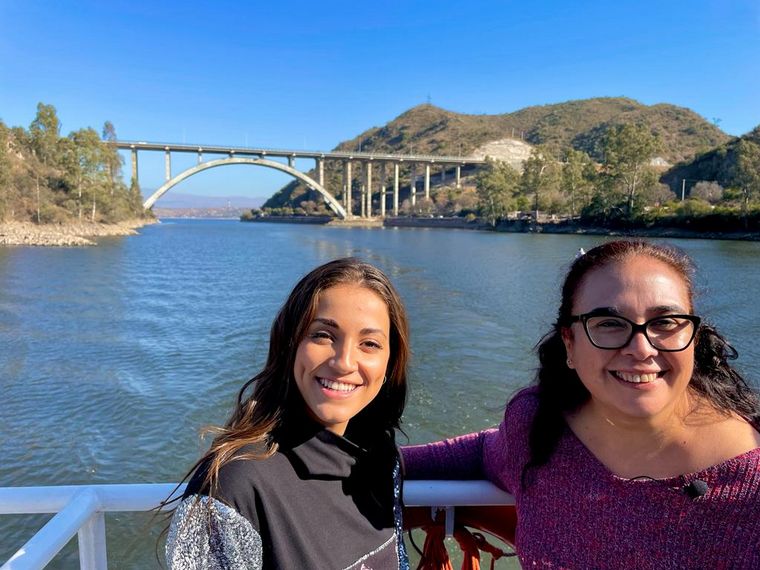 FOTO: Rosalía y Gina navegaron en catamarán por el lago San Roque