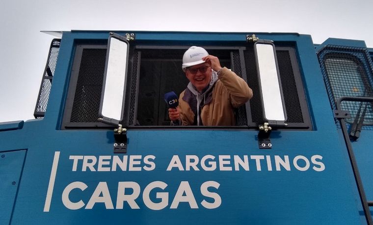 FOTO: Entusiasmo por el tren argentino de carga en el medio del corazón de La Rural.