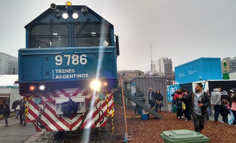 FOTO: Entusiasmo por el tren argentino de carga en el medio del corazón de La Rural.