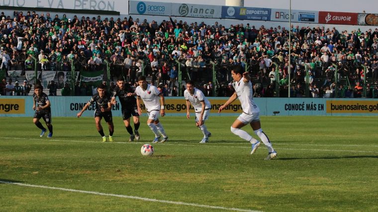 "La Pulga" prepara el remate que abrió el partido en Junín (Foto: Colón).
