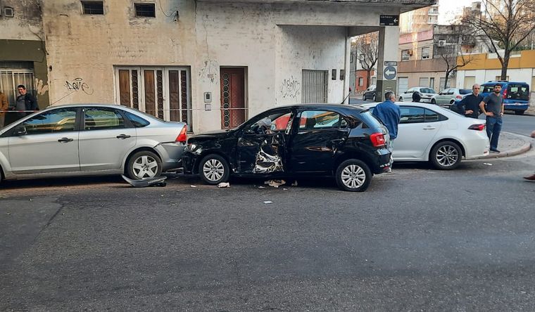 Choque con heridos entre un auto y un móvil policial en persecución.