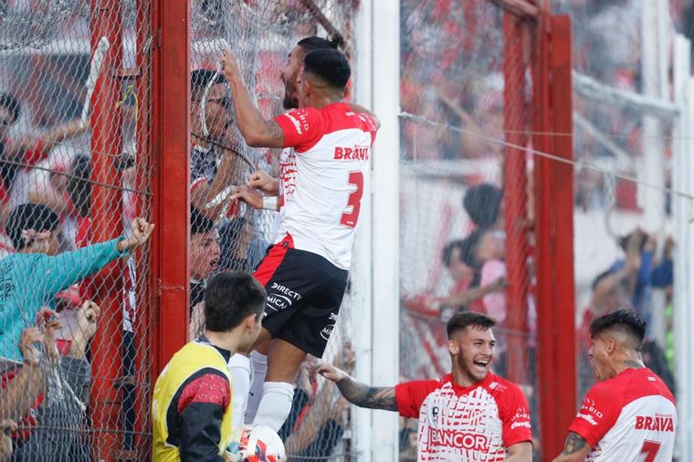 Patricio Cucchi festeja el primer gol de "La Gloria". (Foto: IACC)