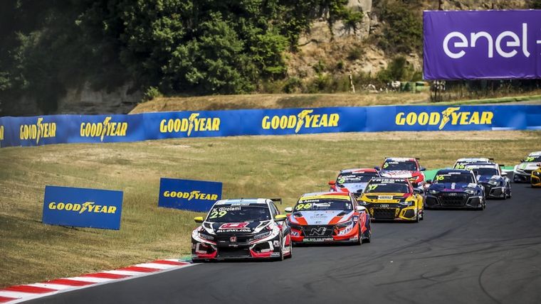 Girolami se quedó con la Carrera 1 en Italia, largando desde la pole