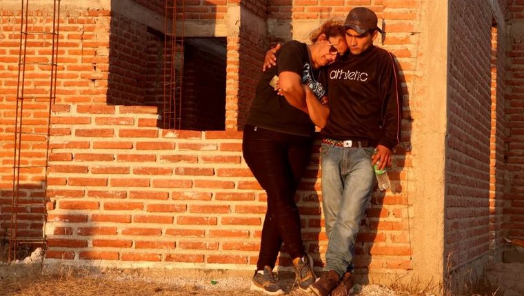 Iris Mansilla y su pareja desconsolados tras la muerte de Roma. Foto gentileza Puntal