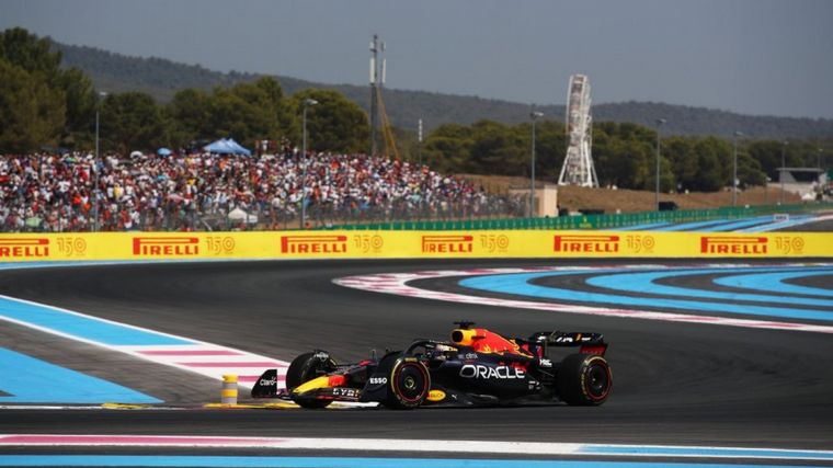 Verstappen heredó la punta tras el despiste de Leclerc y dominó totalmente