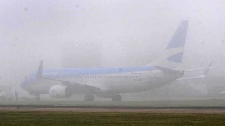 FOTO: Aeroparque y Ezeiza operan, aunque con demoras producto de la niebla en Buenos Aires.