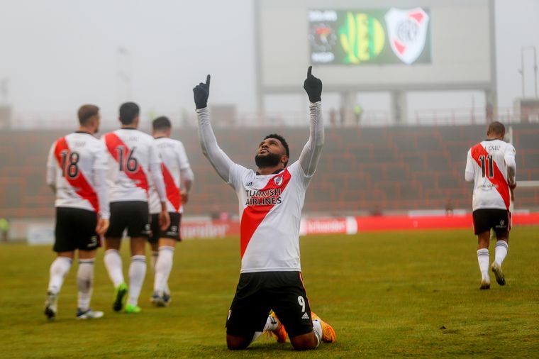 FOTO: Miguel Borja festeja el tercer gol de River ante Aldosivi.