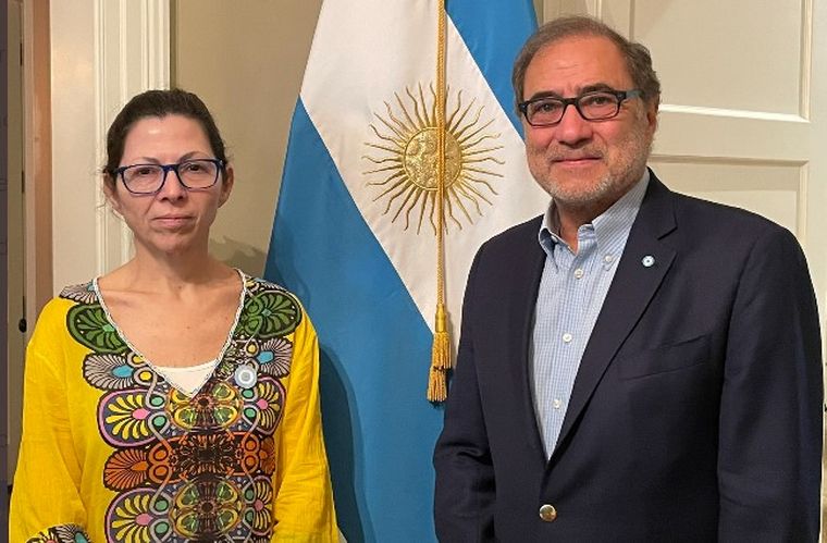 FOTO: Silvina Batakis junto al embajador Jorge Argüello.