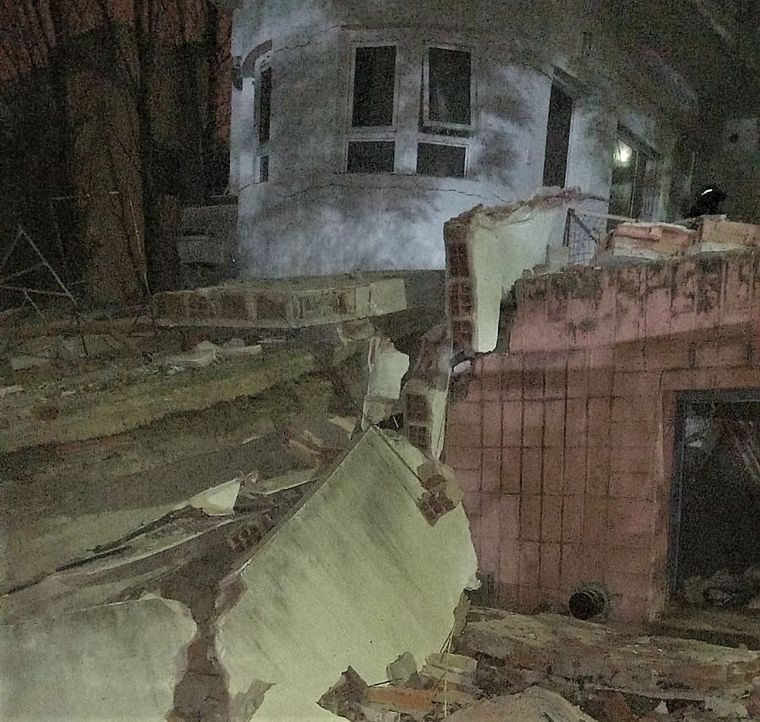 FOTO: Se derrumbó una casa en zona norte: rescataron a dos personas y hay una desaparecida.