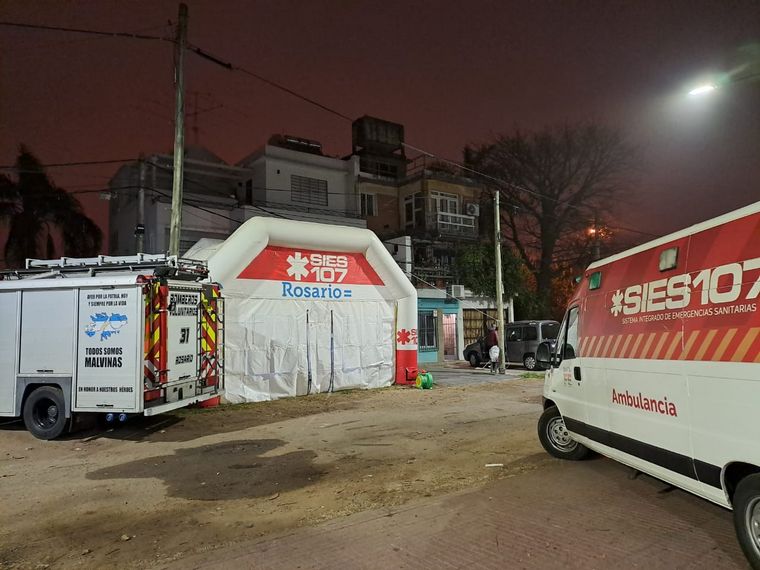 Los Bomberos buscan a la tercera víctima del derrumbe.
