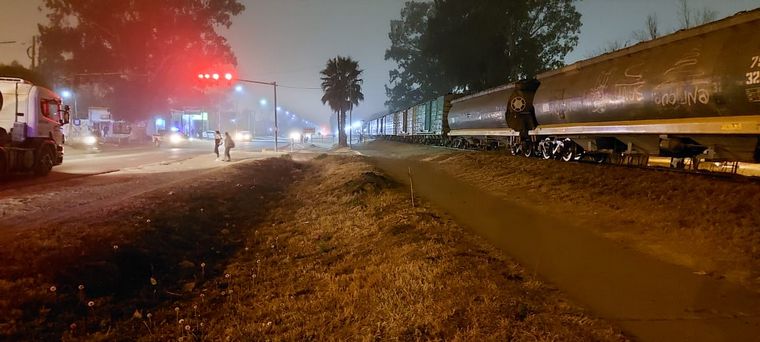 AUDIO: Un tren arrastró un auto con una persona adentro