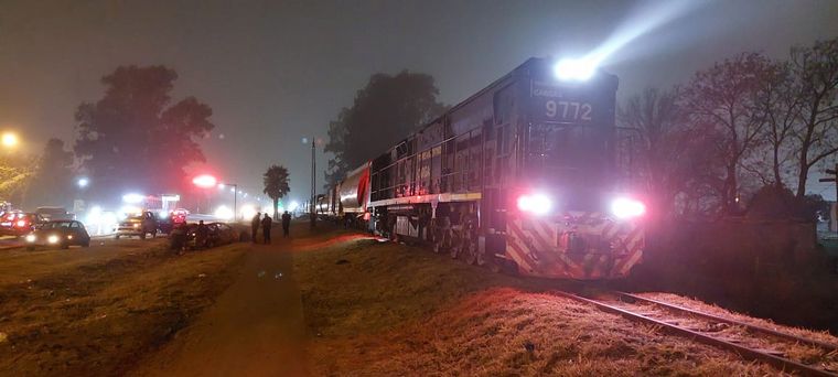 FOTO: Un tren arrastró un auto con una persona adentro
