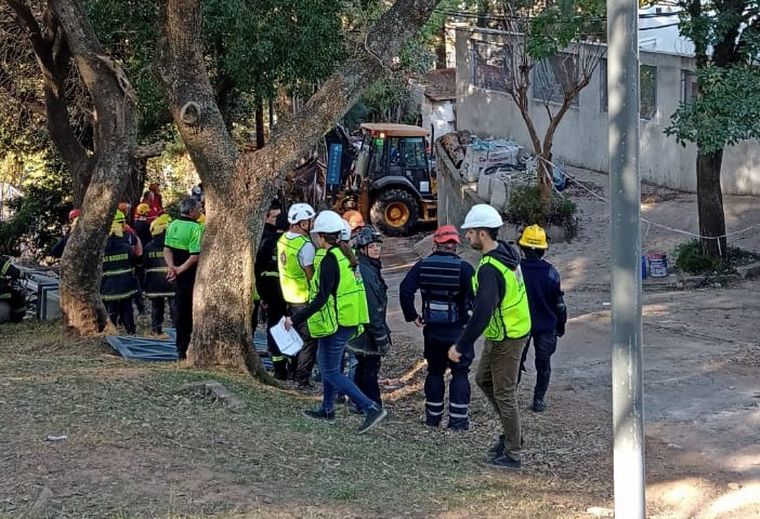 Se derrumbó una casa en la barranca rosarina: buscan intensamente a un desaparecido.