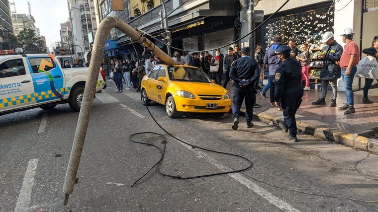 FOTO: El poste impactó de lleno contra el vehículo.