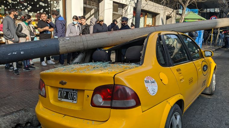 FOTO: El poste impactó de lleno contra el vehículo.