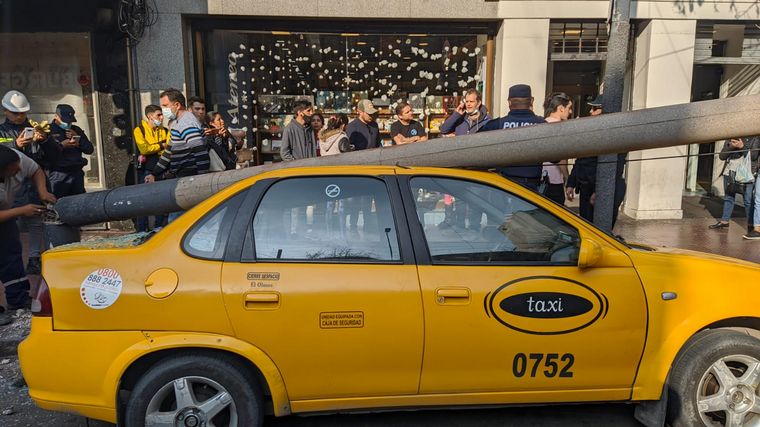 El poste impactó de lleno contra el vehículo.