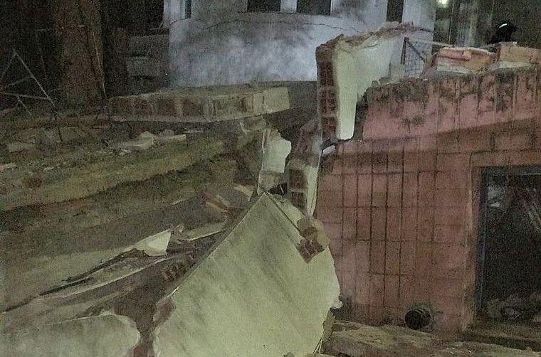 Una vivienda de tres plantas se derrumbó este domingo Rosario.
