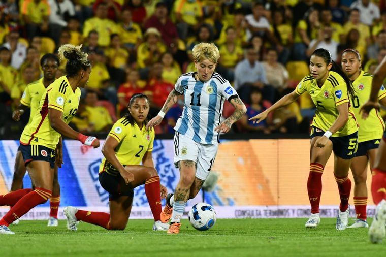 FOTO: Argentina cayó ante Colombia y deberá jugar el viernes por un pase al Mundial.