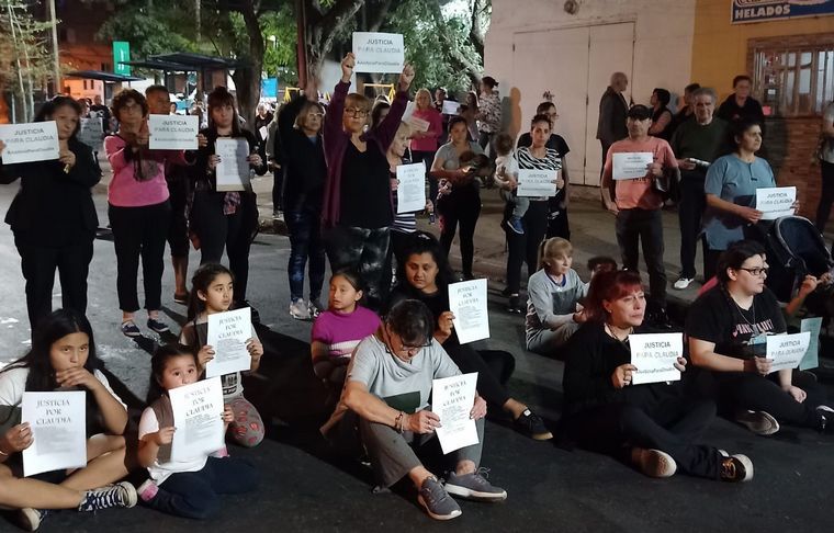 Sentada en donde balearon a Claudia y Virginia, el pasado sábado en el sur de Rosario