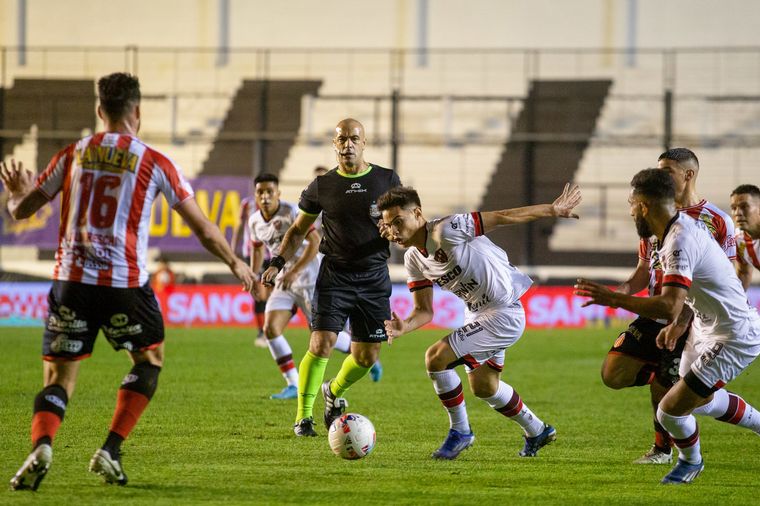 El árbitro Jorge Baliño fue protagonista del escandaloso partido en Floresta.