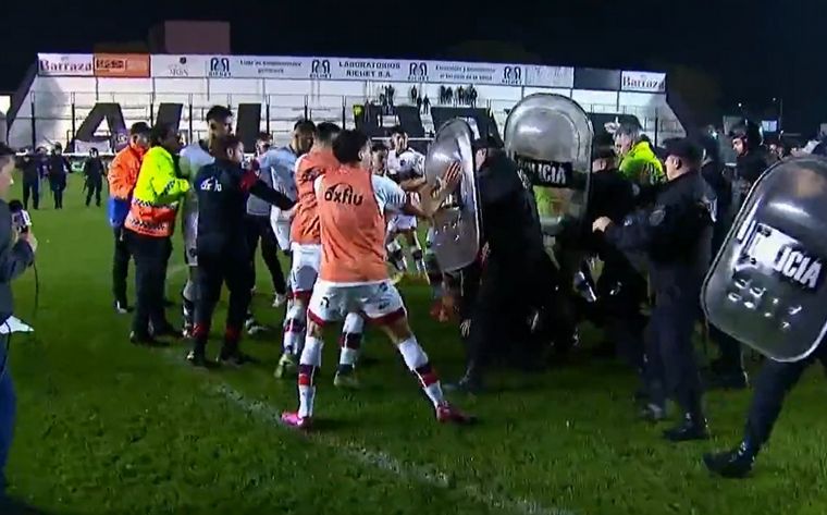 Los jugadores de Patronato se enfrentan con la Policía en Floresta.