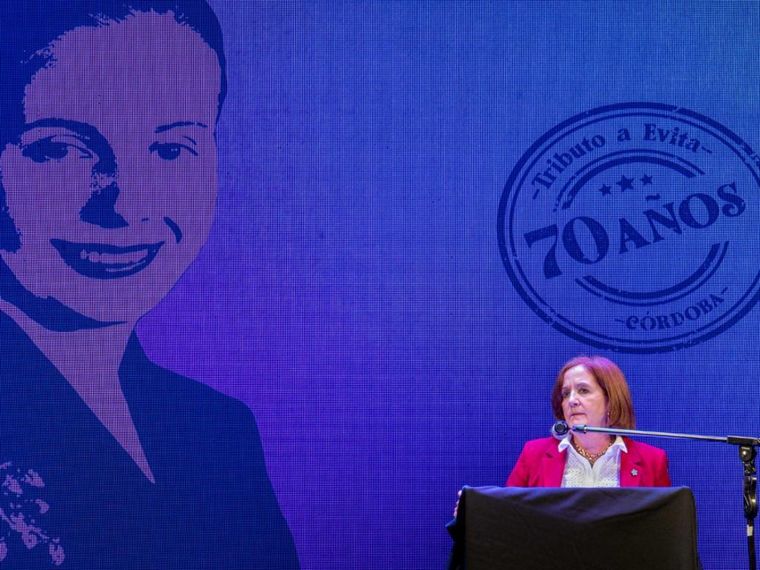 FOTO: Alejandra Vigo durante el acto que conmemoró los 70 años de la muerte de Eva Perón.