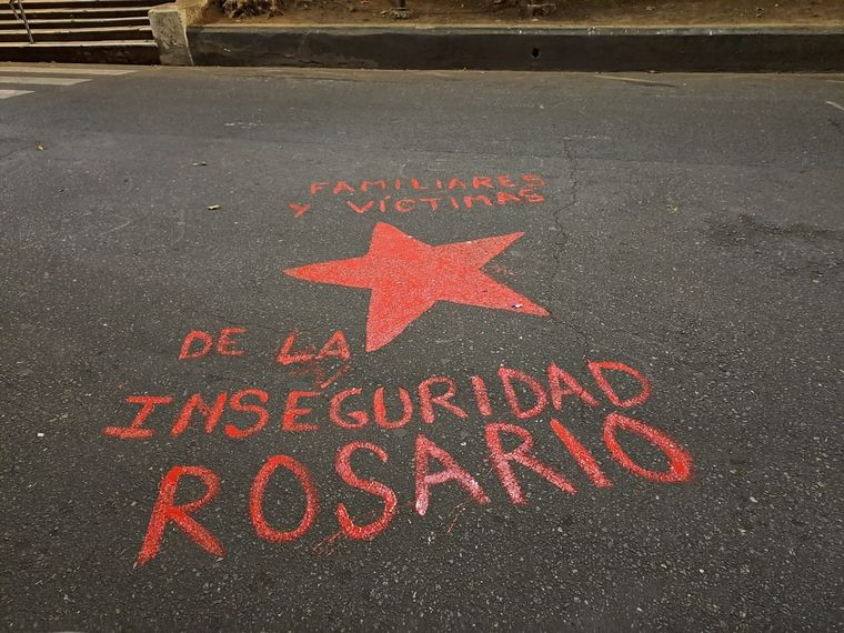 Familiares de víctimas de la inseguridad acampan afuera de la Municipalidad. 