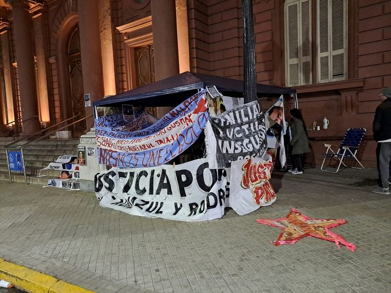 Familiares de víctimas de la inseguridad acampan afuera de la Municipalidad. 