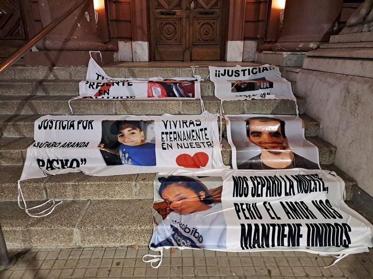 Familiares de víctimas de la inseguridad acampan afuera de la Municipalidad. 