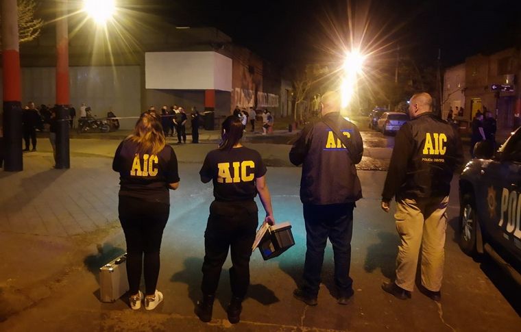 FOTO: Los investigadores en la escena del crimen en barrio La Lata.