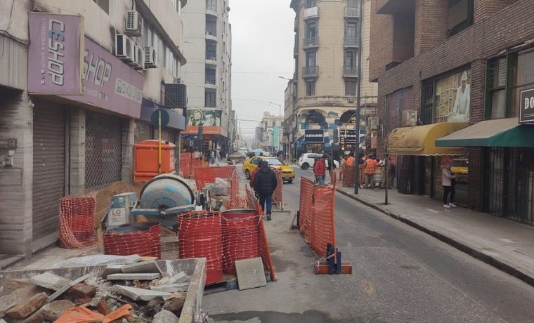Caos para vehículos y peatones por obras públicas en el centro de Córdoba.