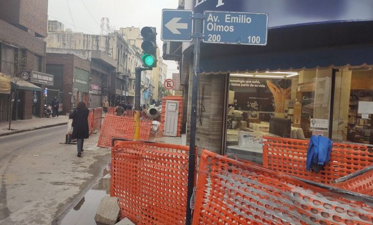 Caos para vehículos y peatones por obras públicas en el centro de Córdoba.