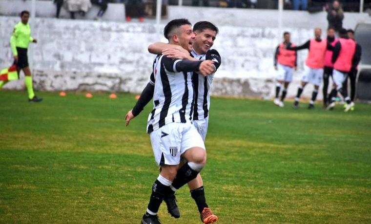 Oscar Garrido celebrando el primer gol de Gimnasia (Foto: @GimnasiaMendoza).