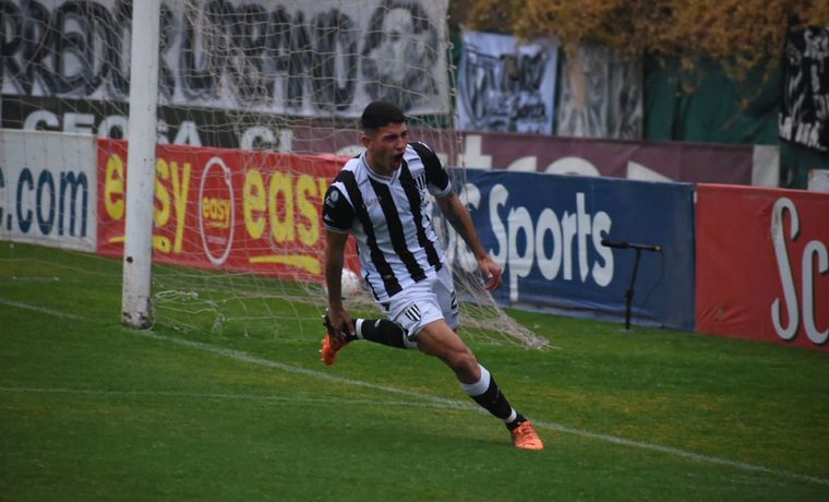 Mario Galeano festejando el segundo gol del