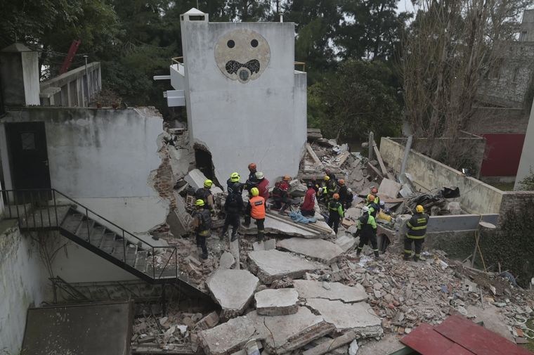 FOTO: Una vivienda de tres plantas se derrumbó en la noche del pasado domingo en Rosario.