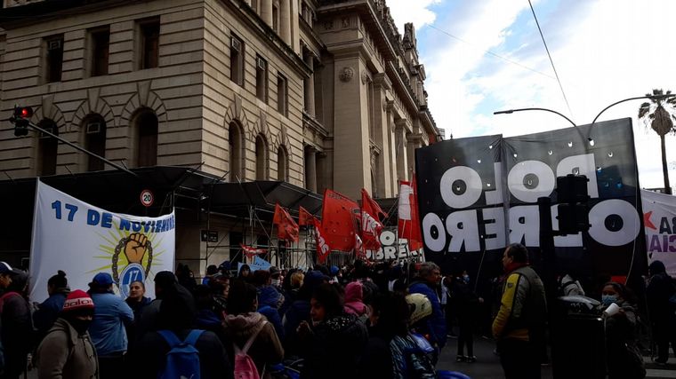 Organizaciones sociales y piqueteras marchan en Buenos Aires.