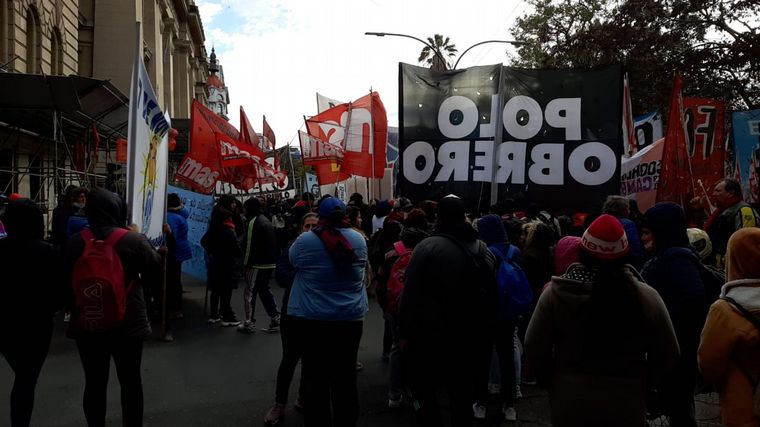 Organizaciones sociales y piqueteras marchan en Buenos Aires.