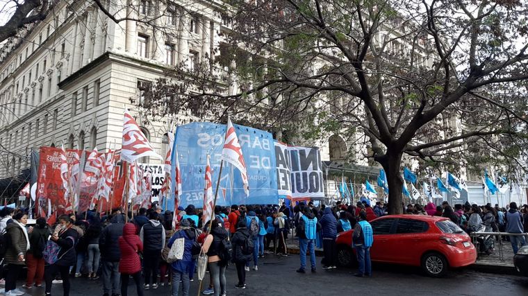 FOTO: Organizaciones sociales y piqueteras marchan en Buenos Aires.