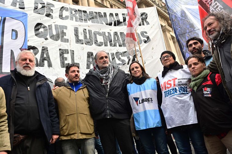 FOTO: Referentes de Unidad Piquetera se movilizan en Buenos Aires.