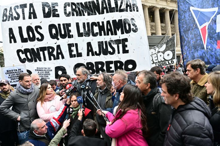 FOTO: Referentes de Unidad Piquetera se movilizan en Buenos Aires.