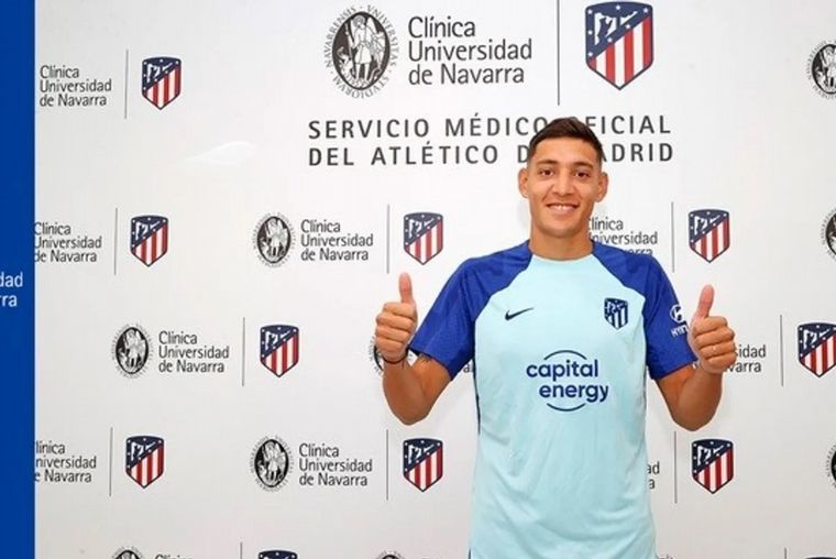 FOTO: Atlético de Madrid oficializó la llegada de Nahuel Molina al club.