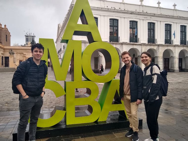 FOTO: La visita de tres turistas internacionales a Córdoba capital.