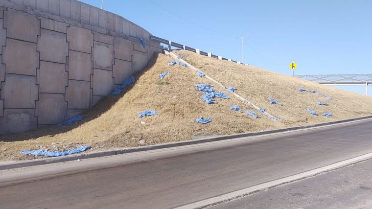 FOTO: Aparecieron cientos de batas quirúrgicas desparramadas en El Tropezón